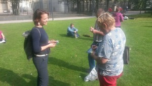 Stefanie in gesprek met bezoekers